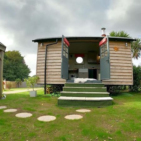 Romantic Retreat - Luxury Shepherds Hut + Hot Tub! Кембърн Екстериор снимка