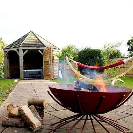 Romantic Retreat - Luxury Shepherds Hut + Hot Tub! Кембърн Екстериор снимка