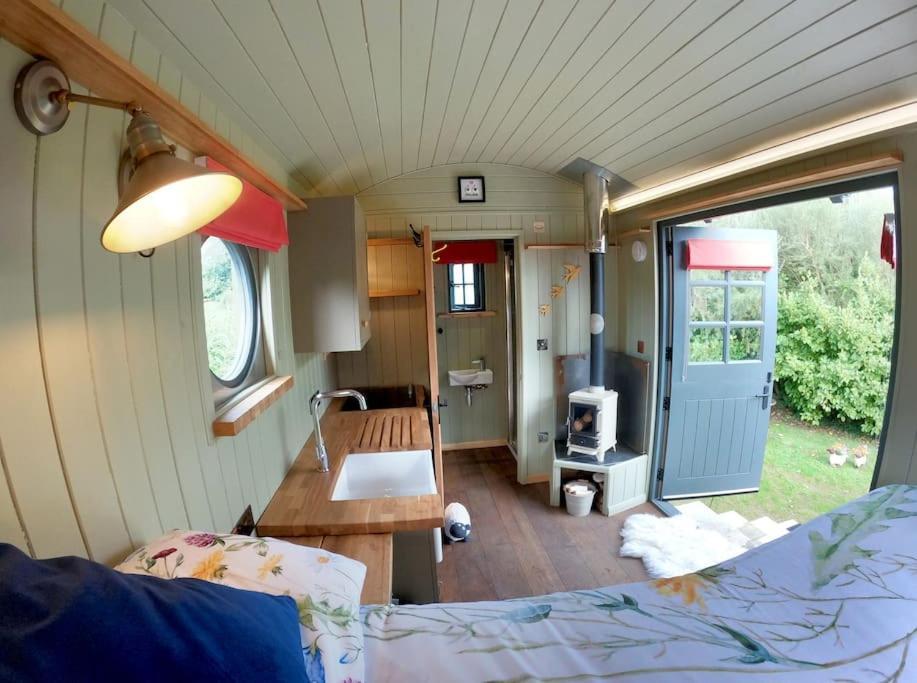 Romantic Retreat - Luxury Shepherds Hut + Hot Tub! Кембърн Екстериор снимка