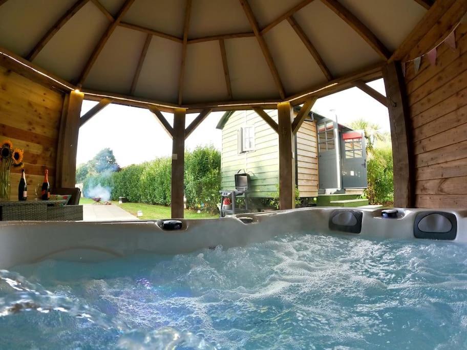 Romantic Retreat - Luxury Shepherds Hut + Hot Tub! Кембърн Екстериор снимка
