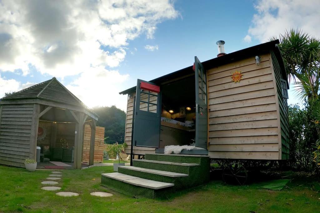 Romantic Retreat - Luxury Shepherds Hut + Hot Tub! Кембърн Екстериор снимка