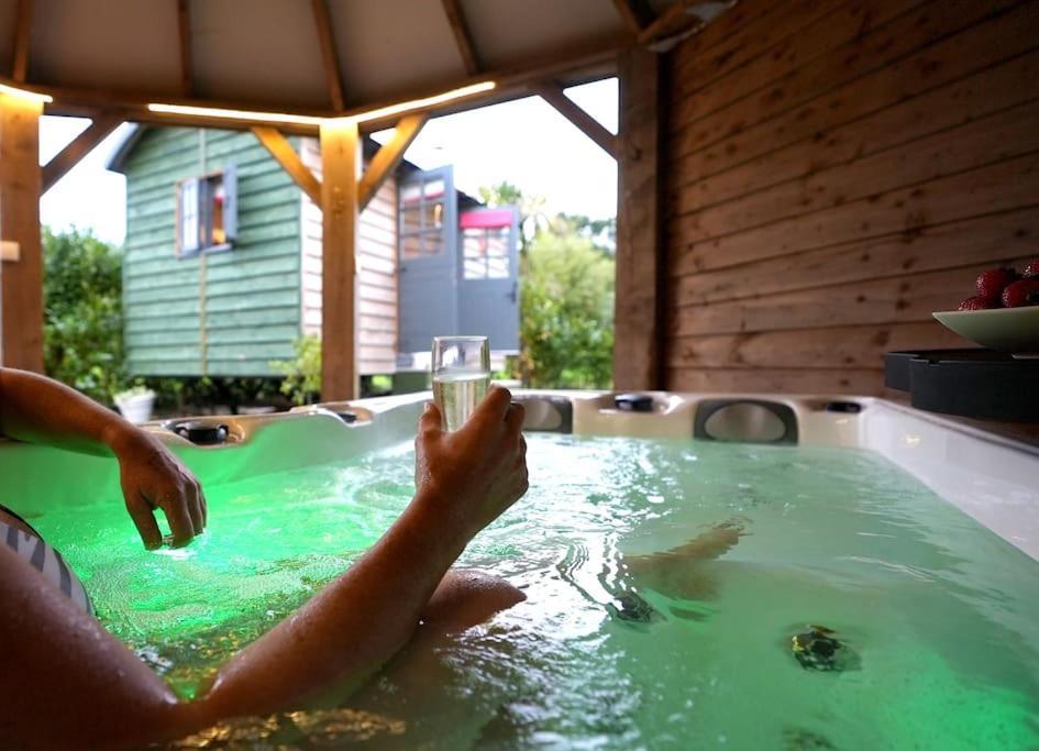 Romantic Retreat - Luxury Shepherds Hut + Hot Tub! Кембърн Екстериор снимка