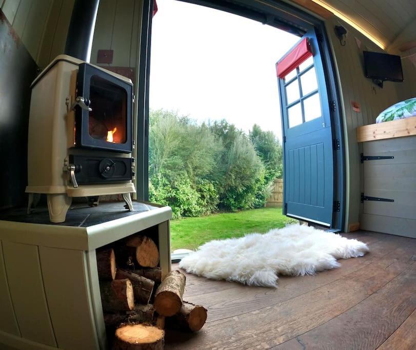 Romantic Retreat - Luxury Shepherds Hut + Hot Tub! Кембърн Екстериор снимка