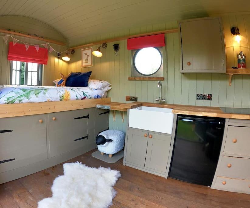 Romantic Retreat - Luxury Shepherds Hut + Hot Tub! Кембърн Екстериор снимка