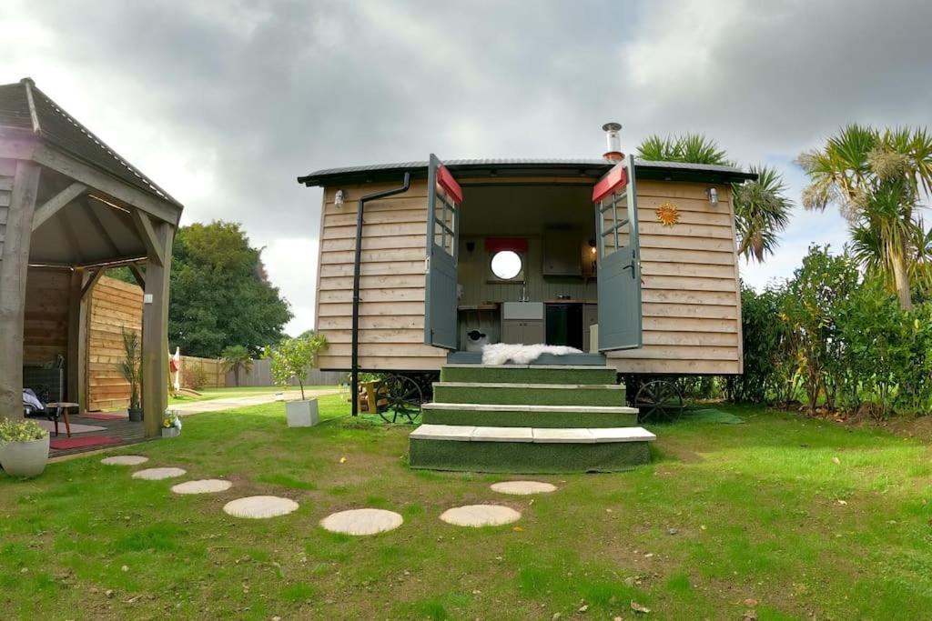 Romantic Retreat - Luxury Shepherds Hut + Hot Tub! Кембърн Екстериор снимка