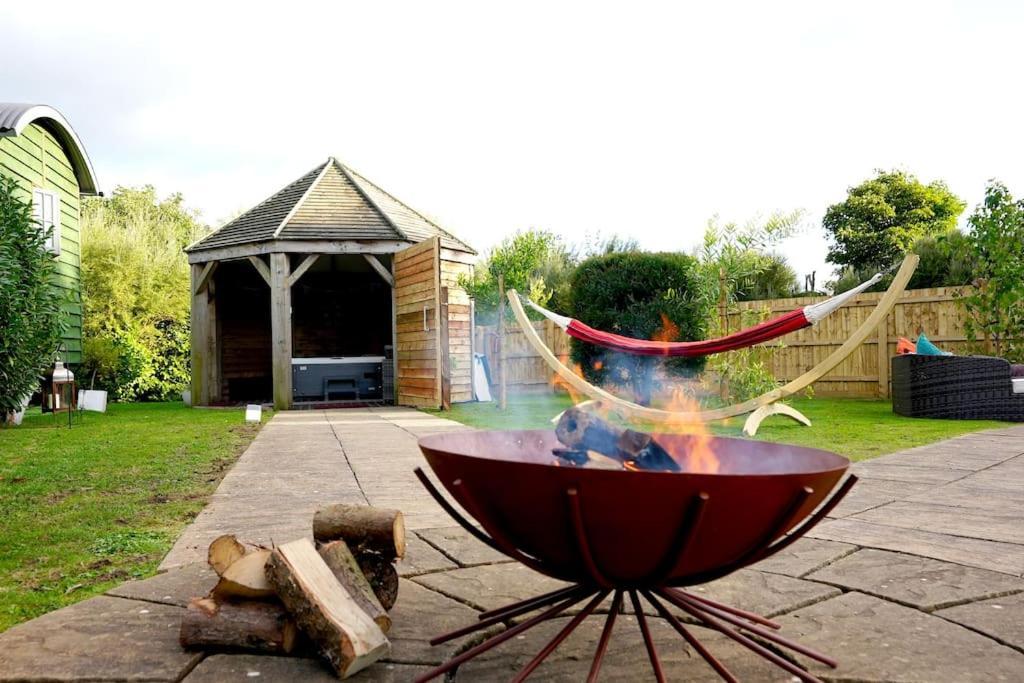 Romantic Retreat - Luxury Shepherds Hut + Hot Tub! Кембърн Екстериор снимка