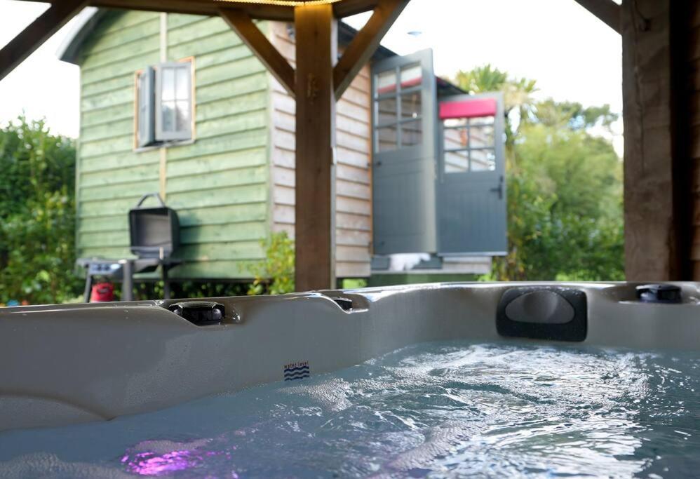 Romantic Retreat - Luxury Shepherds Hut + Hot Tub! Кембърн Екстериор снимка