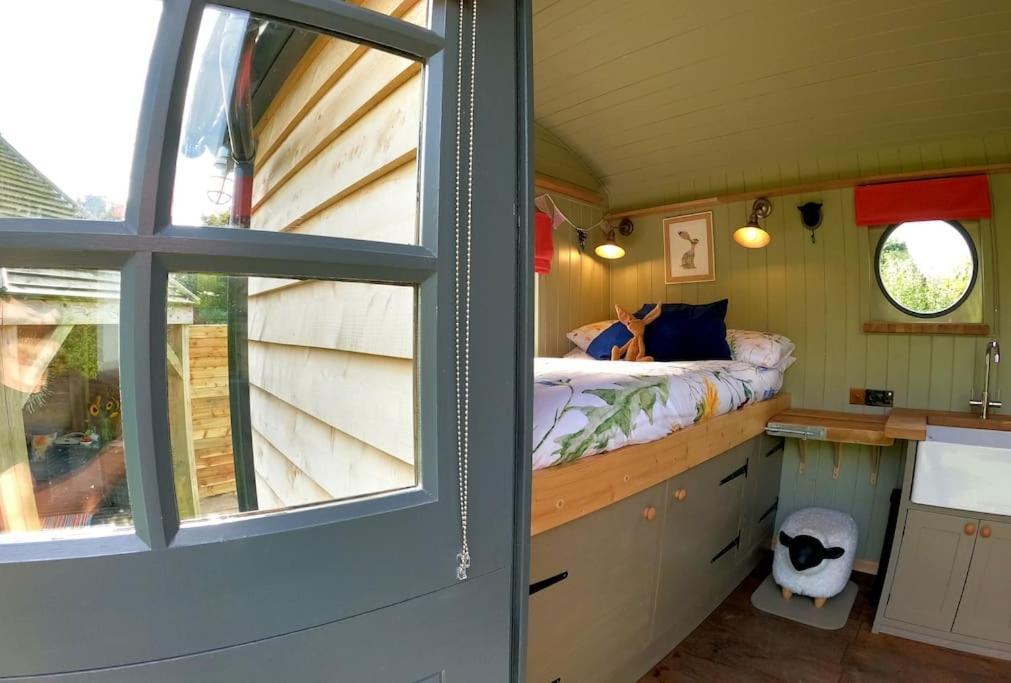 Romantic Retreat - Luxury Shepherds Hut + Hot Tub! Кембърн Екстериор снимка