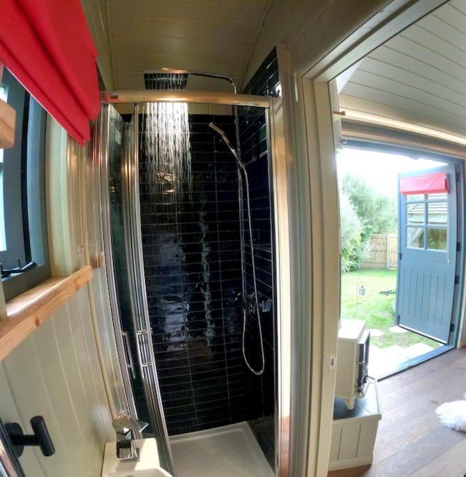 Romantic Retreat - Luxury Shepherds Hut + Hot Tub! Кембърн Екстериор снимка