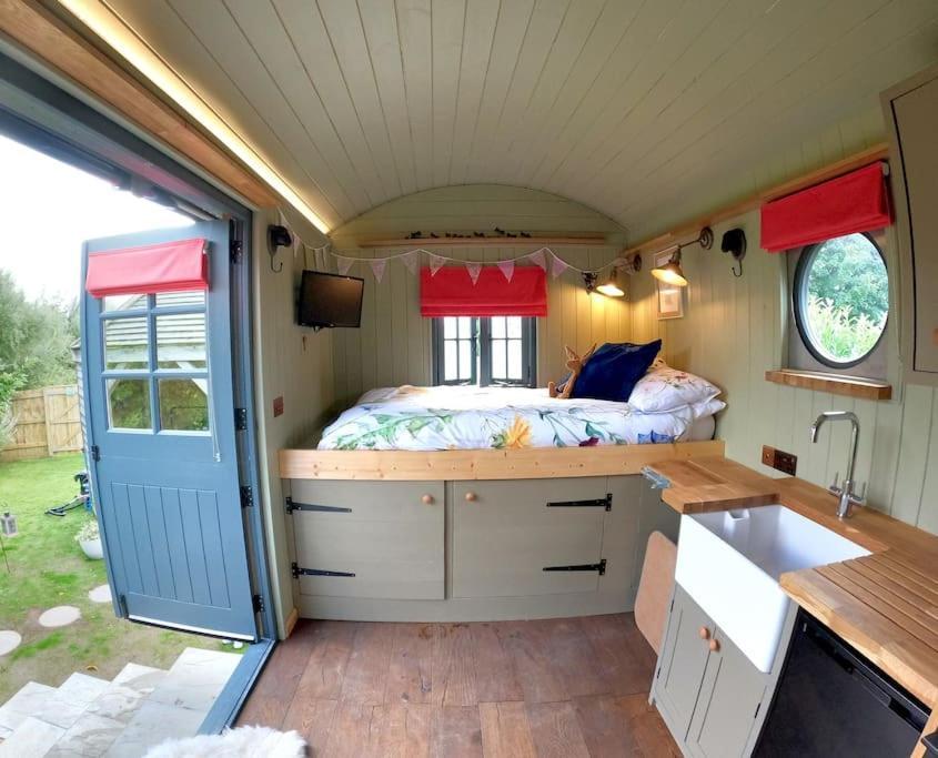 Romantic Retreat - Luxury Shepherds Hut + Hot Tub! Кембърн Екстериор снимка