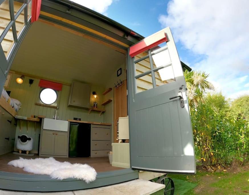 Romantic Retreat - Luxury Shepherds Hut + Hot Tub! Кембърн Екстериор снимка