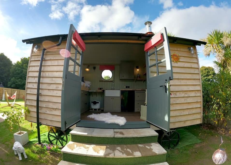 Romantic Retreat - Luxury Shepherds Hut + Hot Tub! Кембърн Екстериор снимка